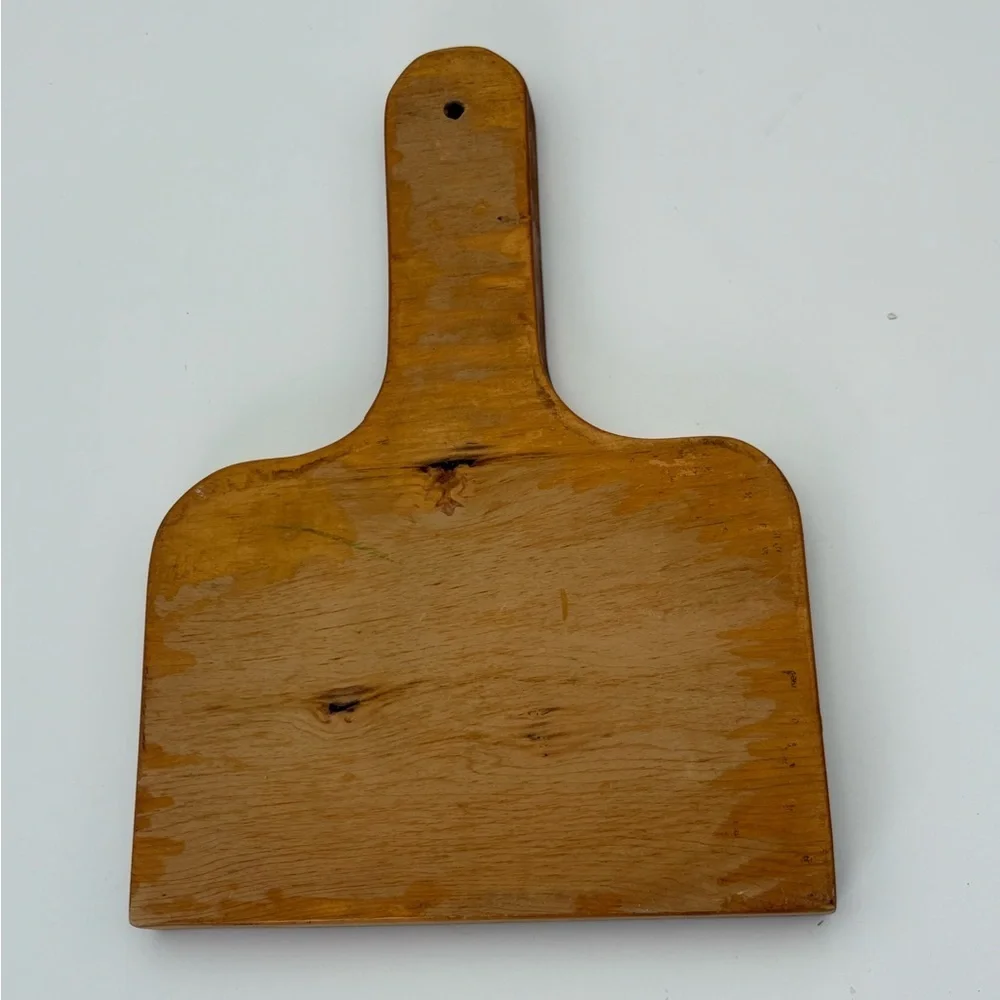 Vintage Wooden Cutting Board with Diasy Design